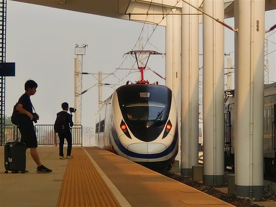 (新華全媒頭條·圖文互動(dòng))(7)一路飛架跨山河——寫(xiě)在中老鐵路國際旅客列車(chē)開(kāi)行首日