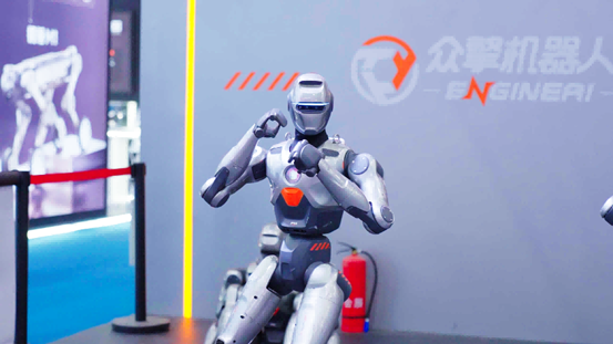 眾擎機器人亮相AIE博覽會(huì )，拳拳生風(fēng)，燃動(dòng)全場(chǎng)！
