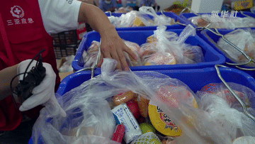 記者探訪(fǎng)：三亞向滯留游客派送&ldquo;愛(ài)心包&rdquo;