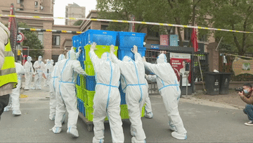 上海戰&ldquo;疫&rdquo;24小時(shí)：點(diǎn)點(diǎn)微光 匯聚&ldquo;疫&rdquo;線(xiàn)