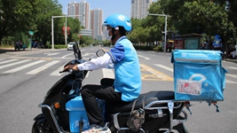 高校開(kāi)學(xué)季，看外賣(mài)小哥、保安和核酸檢測員的勵志求學(xué)路