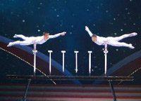 演員汪靜、高鴻陽(yáng)在晚會(huì )上表演雜技《頂&mdash;&mdash;太極》