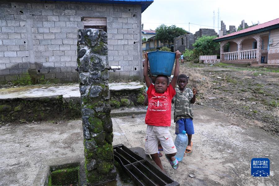 （國際&middot;一周看天下）中國企業(yè)幫助赤道幾內亞村民解決用水難問(wèn)題