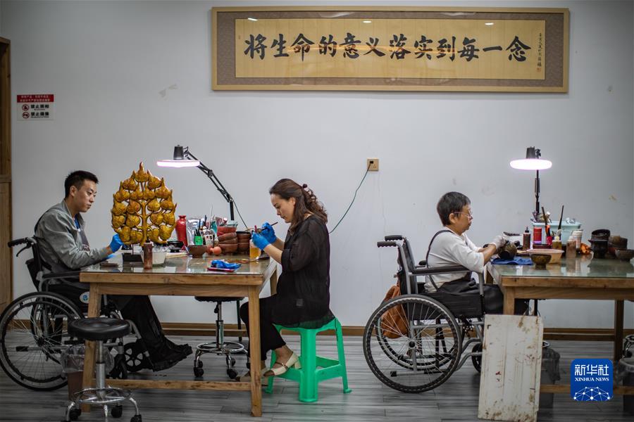 （社會(huì )）（3）打造大漆藝術(shù)空間  &ldquo;巧&rdquo;手&ldquo;制&rdquo;出就業(yè)路