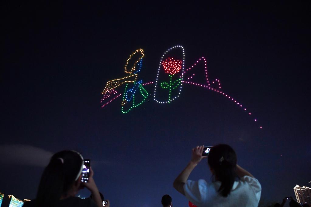 無(wú)人機光影秀度七夕