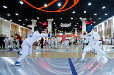 山東青島：小小&ldquo;劍客&rdquo;賽場(chǎng)爭鋒