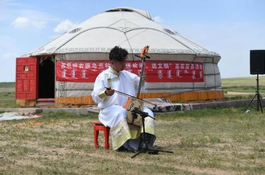 烏蘭牧騎深入牧區送歡樂(lè )