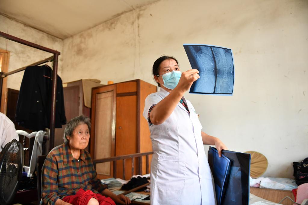 新華全媒+丨洲上村醫顏新艷:十年堅守做村民健康守護者