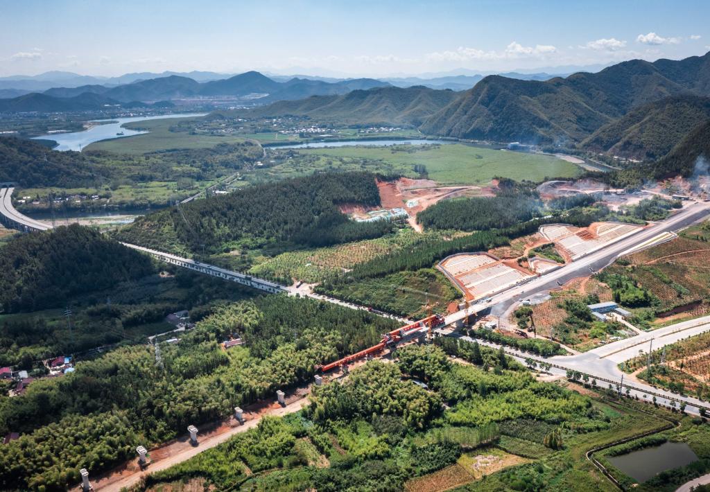 安徽：宣績(jì)鐵路架梁忙