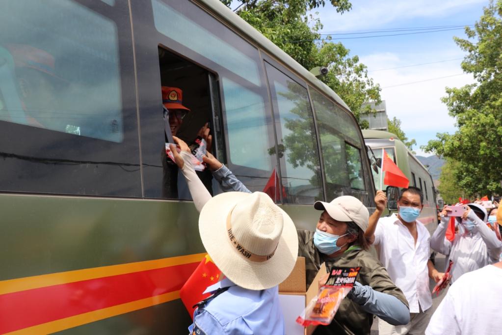 一籃雞蛋送親人&mdash;&mdash;重慶璧山群眾送別云南森林消防隊伍見(jiàn)聞