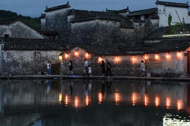 新華全媒+｜夜經(jīng)濟&ldquo;點(diǎn)亮&rdquo;世界文化遺產(chǎn)古村落