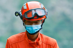 新華全媒+丨救援隊伍進(jìn)入瀘定縣得妥鎮展開(kāi)救援工作