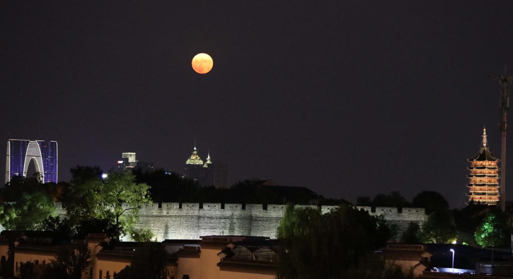 新華全媒+丨詩(shī)意中國&mdash;&mdash;平分秋色一輪滿(mǎn)，長(cháng)伴云衢千里明