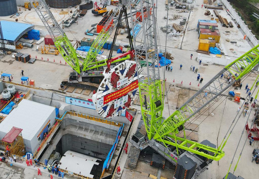 上海:軌道交通崇明線(xiàn)“申通號”盾構機刀盤(pán)順利下井