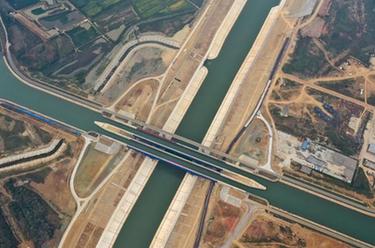 新華全媒+丨河上有河！無(wú)人機帶你鳥(niǎo)瞰世界單跨最大&ldquo;水上立交&rdquo;