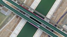 新華全媒+丨河上有河！無(wú)人機帶你鳥(niǎo)瞰世界單跨最大&ldquo;水上立交&rdquo;