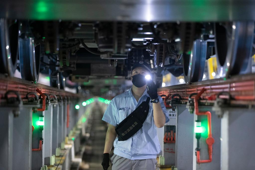 新華全媒＋丨長(cháng)假里的堅守