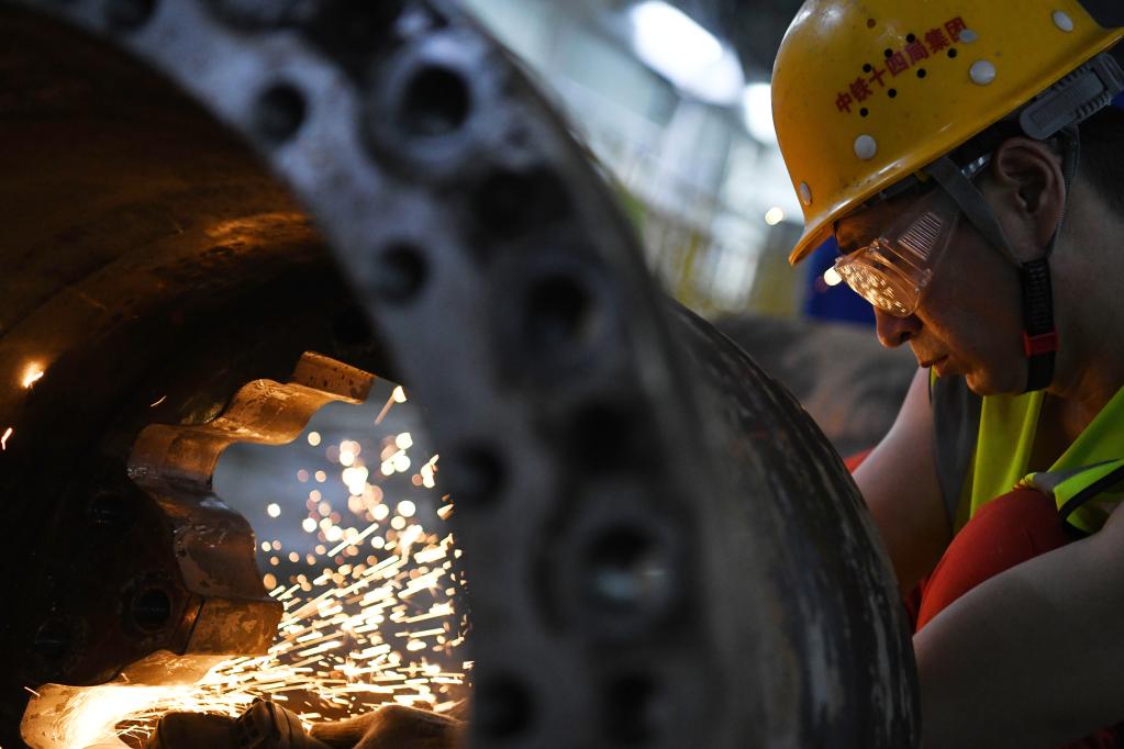 新華全媒+丨長(cháng)江隧道里的堅守：用汗水澆筑城市美好