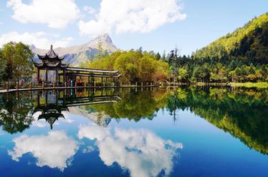 新華全媒＋丨詩(shī)意中國&mdash;&mdash;落霞與孤鶩齊飛，秋水共長(cháng)天一色