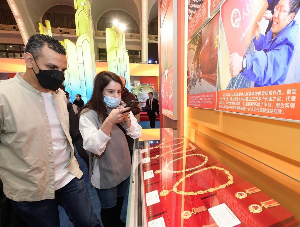 &ldquo;中國取得的非凡成就令人欽佩！&rdquo;&mdash;&mdash;記外國嘉賓參觀(guān)&ldquo;奮進(jìn)新時(shí)代&rdquo;主題成就展