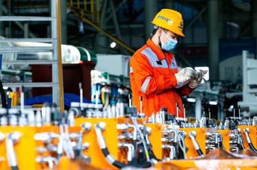 新華全媒+&middot;新時(shí)代新征程新偉業(yè)丨中國中鐵工程裝備集團深耕掘進(jìn)機海外市場(chǎng)