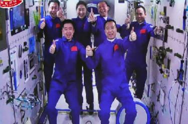 新華全媒+丨神舟十五號、神舟十四號乘組&ldquo;太空會(huì )師&rdquo;