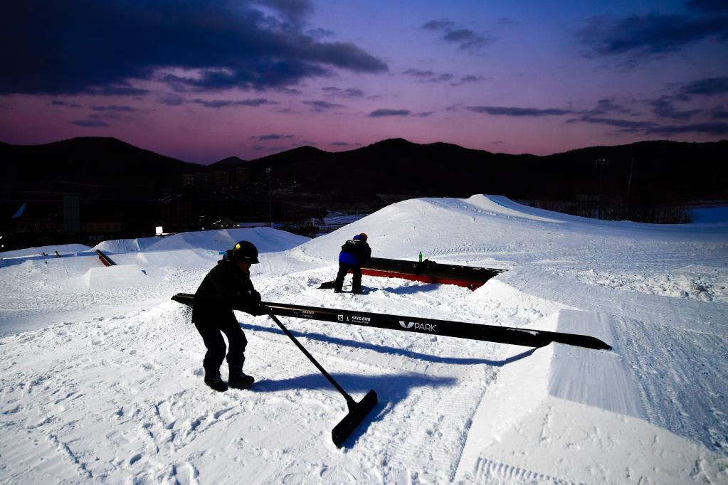 新華全媒+丨熱雪&ldquo;燃&rdquo;冬！這群人帶你&ldquo;飛冰躍雪&rdquo;