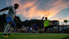 新華全媒+丨光腳踢球、竹子當球門(mén)&hellip;&hellip;看看這些村民有多愛(ài)足球