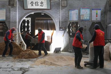 河南寶豐:鄉村古法釀酒忙