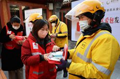 北京：送給外賣(mài)、快遞小哥的&ldquo;防疫關(guān)愛(ài)包&rdquo;