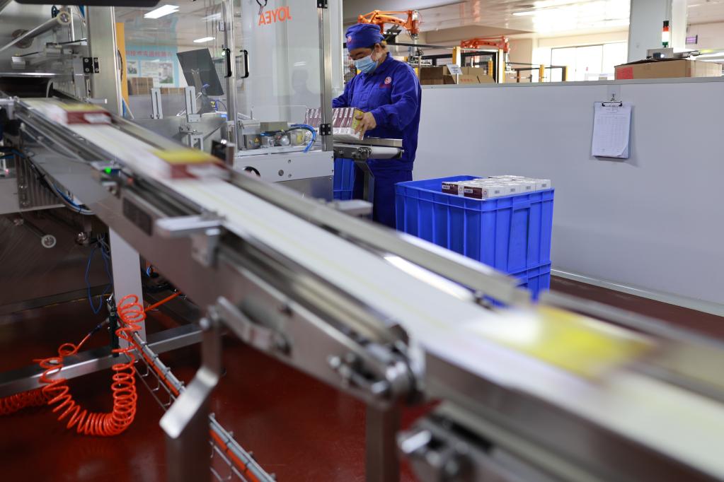 新華全媒＋丨貴州安順：藥企開(kāi)足馬力生產(chǎn)保供應