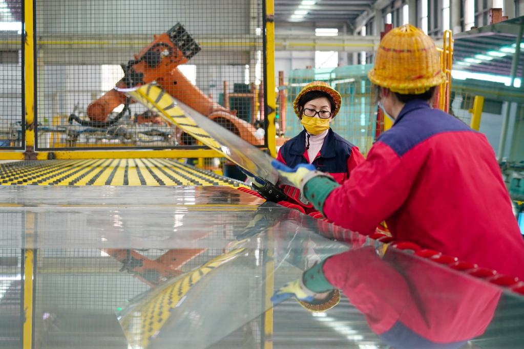 河北沙河：&ldquo;中國玻璃城&rdquo;加緊生產(chǎn)保供應