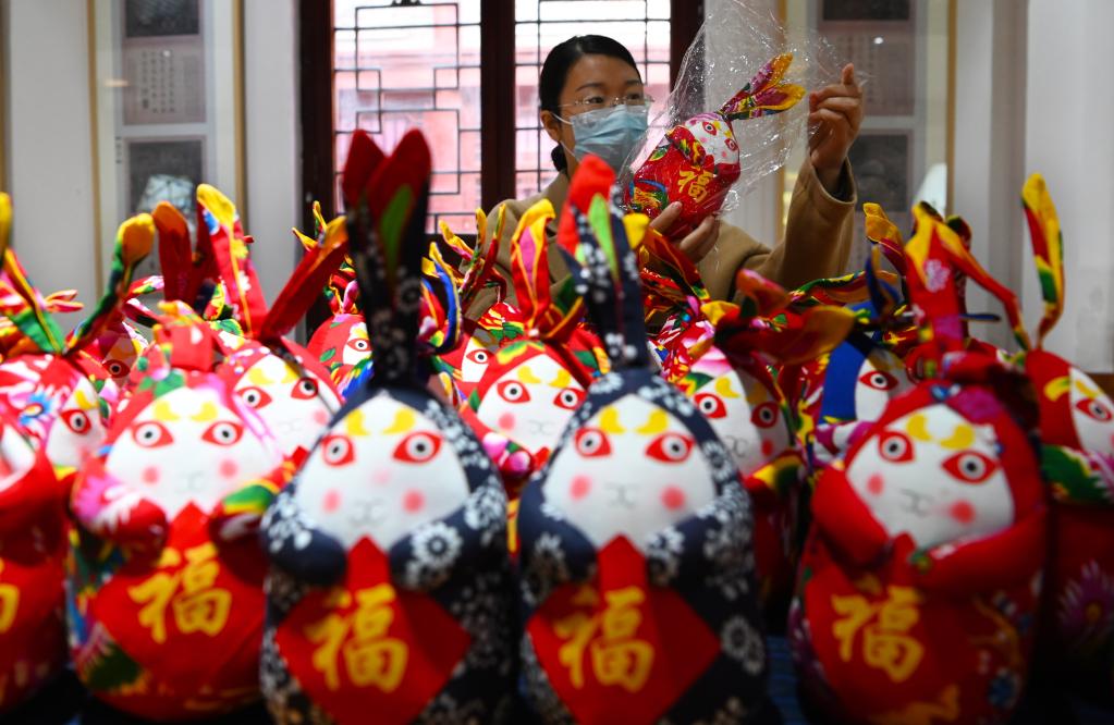 山東聊城：&ldquo;兔年&rdquo;生肖玩偶加工忙