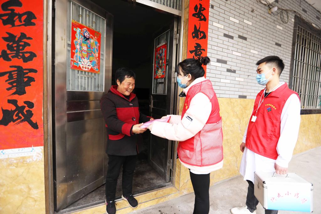 貴州赤水：&ldquo;敲門(mén)&rdquo;送服務(wù) 呵護老人健康