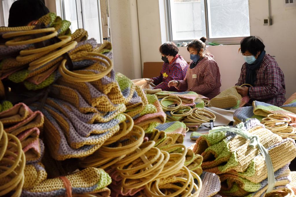 新春走基層丨山東平度：巧手編織時(shí)尚 冬閑不誤創(chuàng  )收