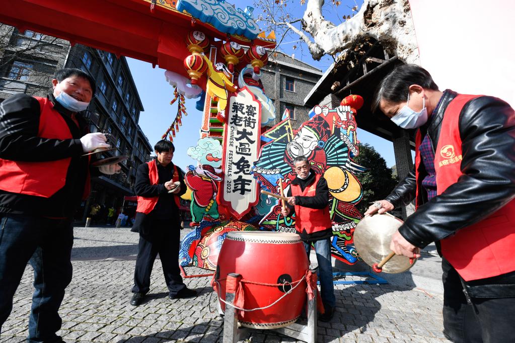 新華全媒+丨江南水鄉開(kāi)啟系列年貨節 熱鬧過(guò)大年