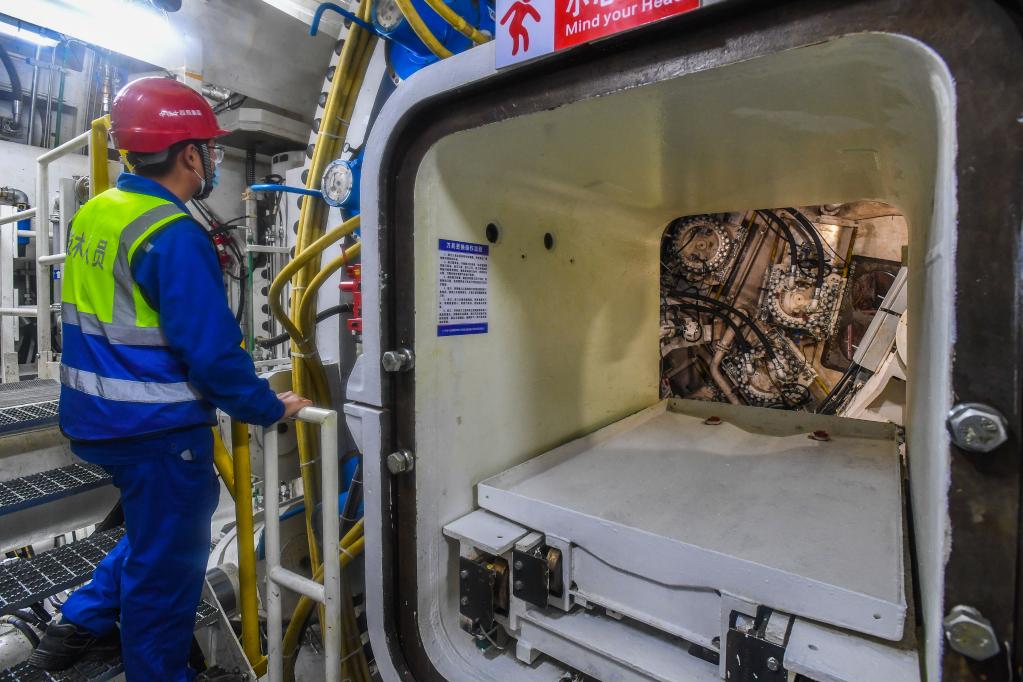 新華全媒+丨廣州最大盾構機開(kāi)啟穿越珠江之旅