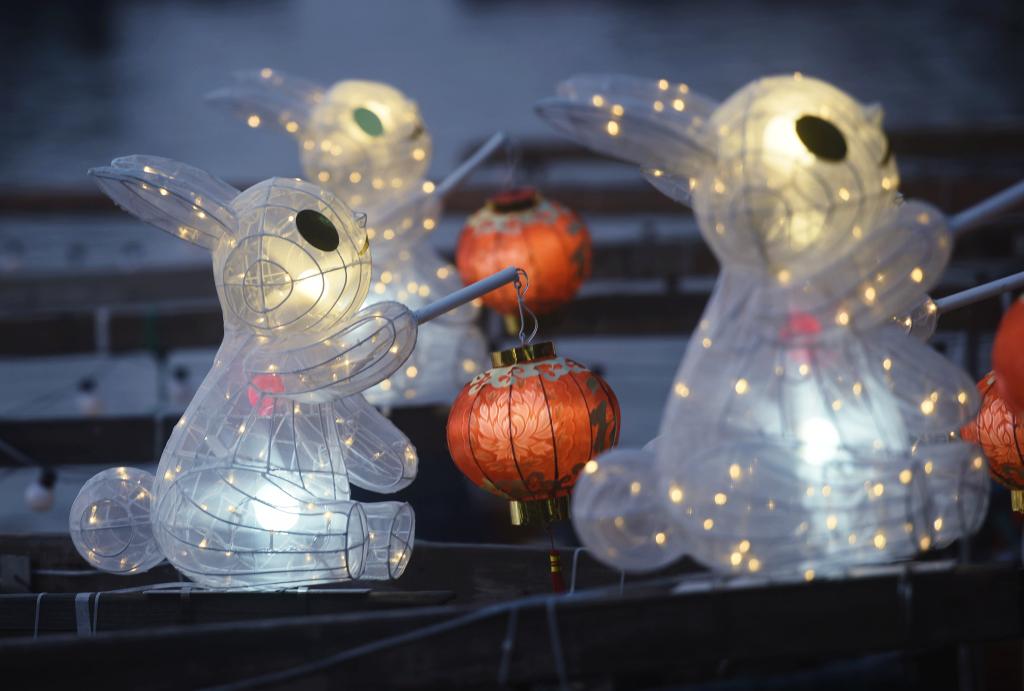 &ldquo;玉兔燈&rdquo;點(diǎn)亮杭州西湖