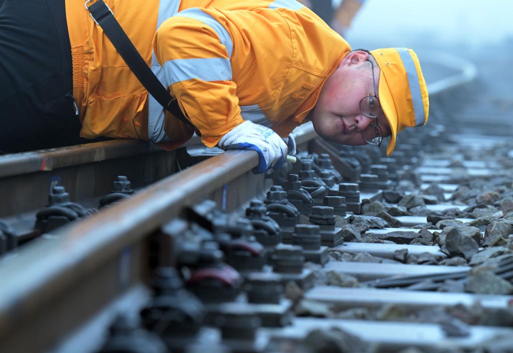 新華全媒+丨春運中的&ldquo;軌道醫生&rdquo;