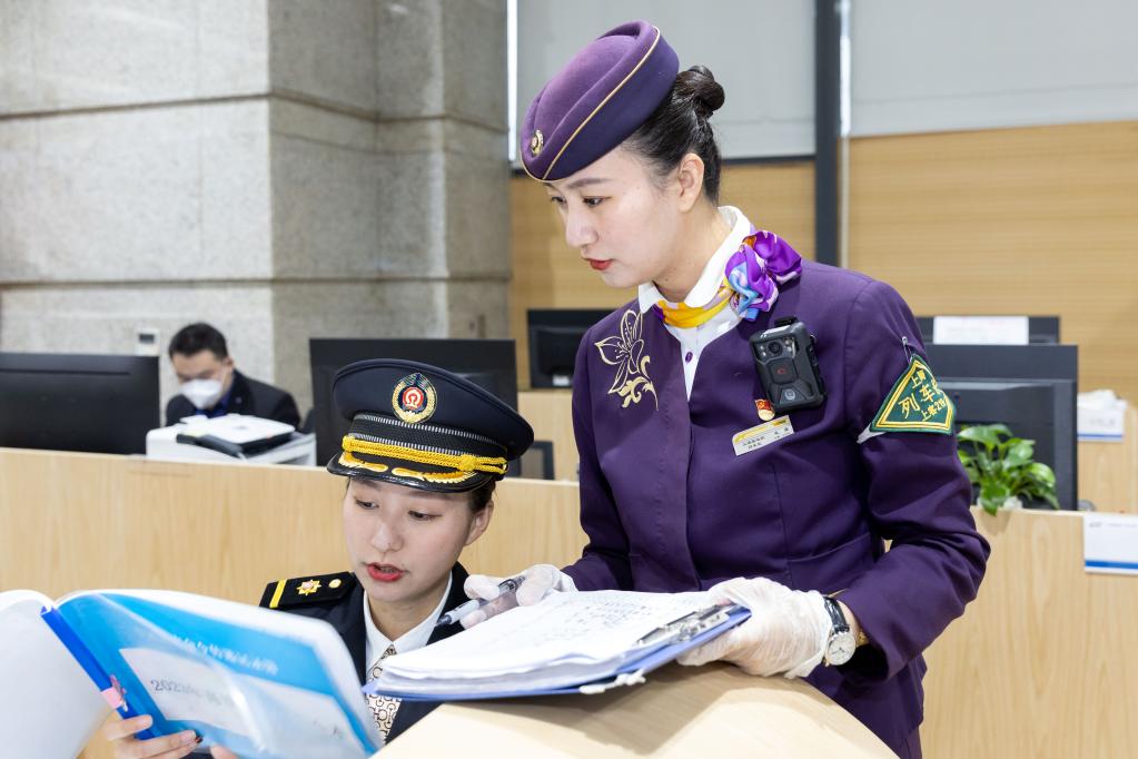 新華全媒+丨鐵路姐妹花，守護春運回家路