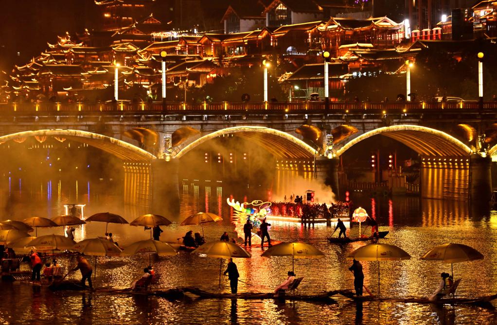 湖北恩施：&ldquo;貢水游龍&rdquo;迎新春