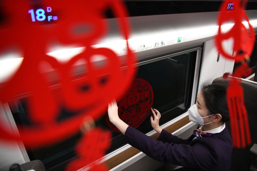新春走基層丨奔向團圓的&ldquo;夜間高鐵&rdquo;：載著(zhù)溫暖與期盼