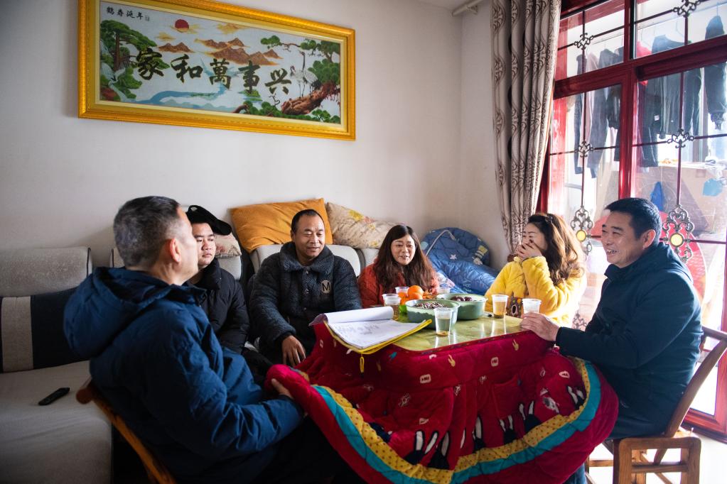 新華全媒+丨結對幫扶&ldquo;過(guò)小年&rdquo; 共話(huà)新年新發(fā)展