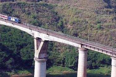 開(kāi)往大山里的綠皮火車(chē)&nbsp;