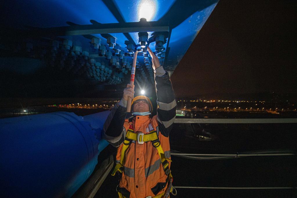 新華全媒+&middot;新春走基層丨穿梭在冬夜中的高鐵&ldquo;橋梁醫生&rdquo;