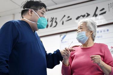 新華全媒+丨連接重癥患者和全院36個(gè)科室的熱心醫生