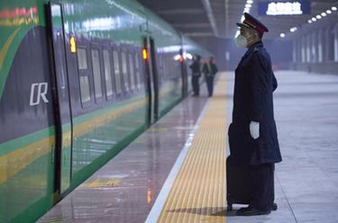 新華全媒+&middot;新春走基層丨青年司機沙馬伍且：我把&ldquo;復興號&rdquo;開(kāi)進(jìn)大涼山