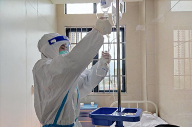 新華全媒+丨村醫巡診、下沉診療、備好藥品&hellip;&hellip;多地農村防疫一線(xiàn)見(jiàn)聞