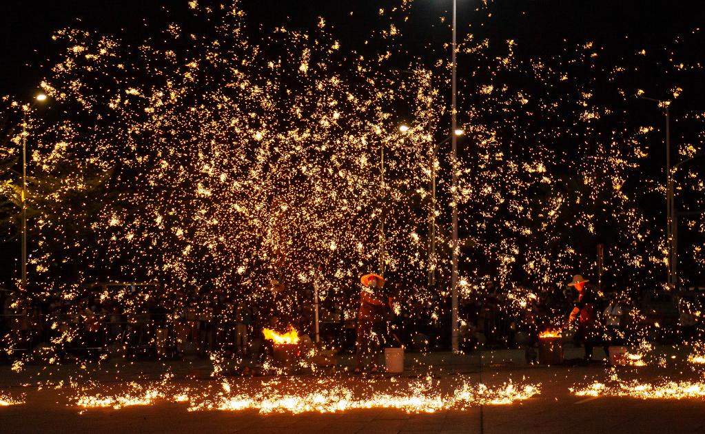 非遺&ldquo;打鐵花&rdquo; 璀璨賀新春