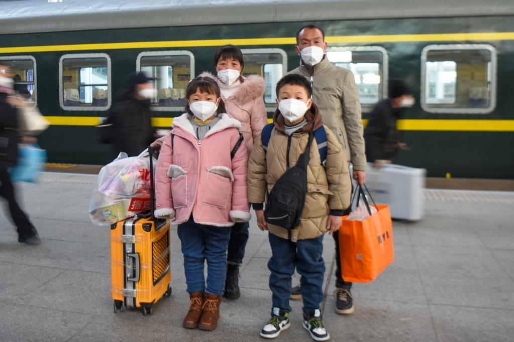 新華全媒+｜鏡頭里的中國年&mdash;&mdash;離家的行囊